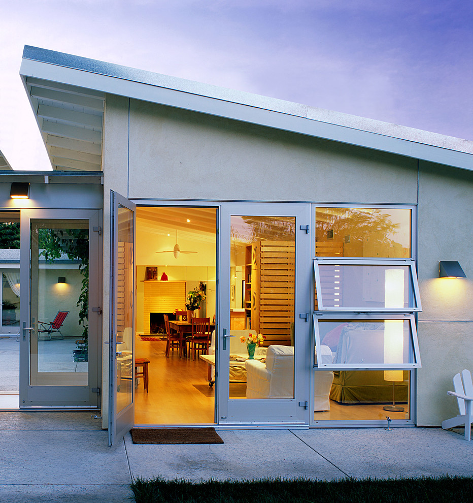 Идея дизайна: дом в современном стиле с облицовкой из цементной штукатурки