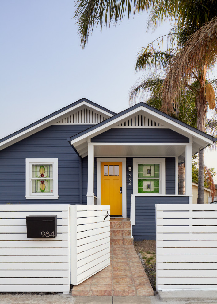 Идея дизайна: одноэтажный, синий частный загородный дом в современном стиле с двускатной крышей