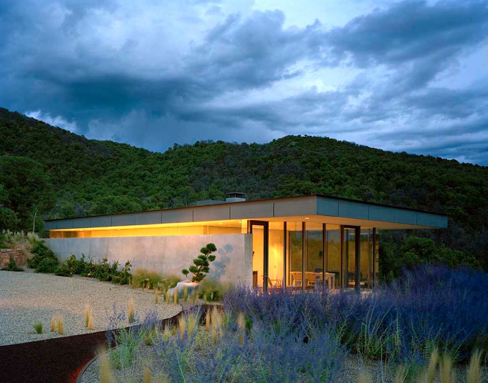 Geräumiges Modernes Einfamilienhaus mit Glasfassade, grauer Fassadenfarbe, Flachdach und Ziegeldach in Albuquerque