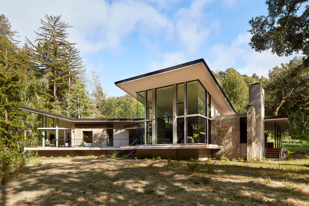 Inspiration för stora moderna bruna hus, med allt i ett plan, pulpettak och tak i metall