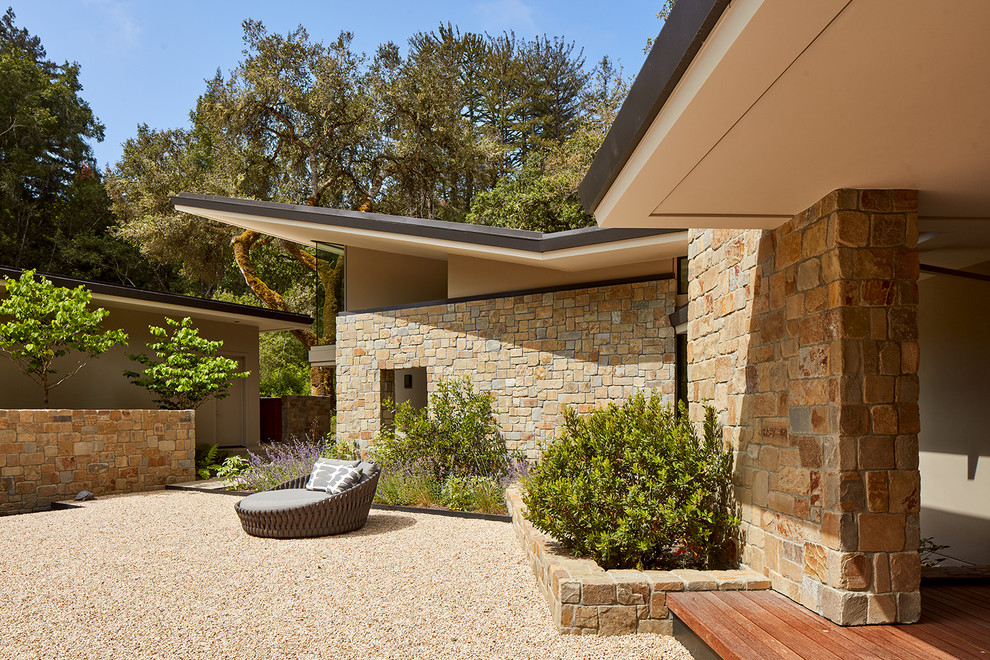 Einstöckiges Modernes Einfamilienhaus mit Mix-Fassade, beiger Fassadenfarbe, Pultdach und Blechdach in Sonstige