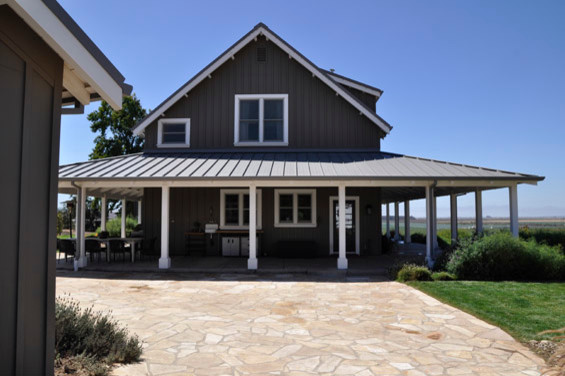 Mittelgroßes, Zweistöckiges Landhaus Haus mit brauner Fassadenfarbe in Santa Barbara