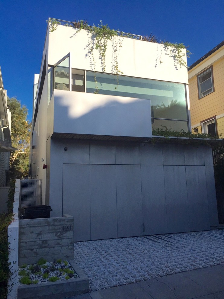 Diseño de fachada blanca actual pequeña de dos plantas con revestimiento de metal