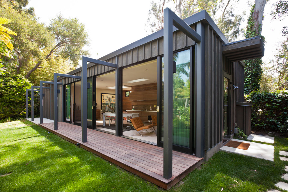 Пример оригинального дизайна: одноэтажный, деревянный, коричневый дом из контейнеров, из контейнеров в стиле модернизм