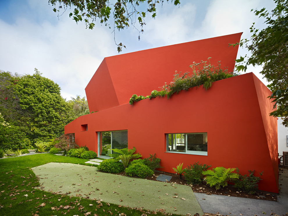 Diseño de fachada de casa roja actual de tamaño medio de dos plantas