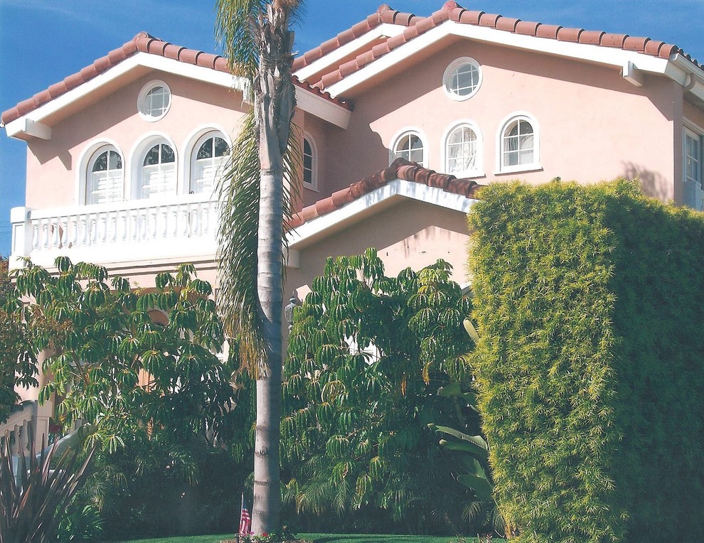 Mittelgroßes, Zweistöckiges Mediterranes Haus mit Lehmfassade und beiger Fassadenfarbe in Los Angeles
