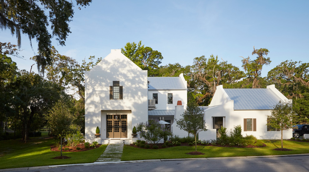 Immagine della villa bianca classica a due piani di medie dimensioni con rivestimento in mattoni, tetto a capanna e copertura in metallo o lamiera