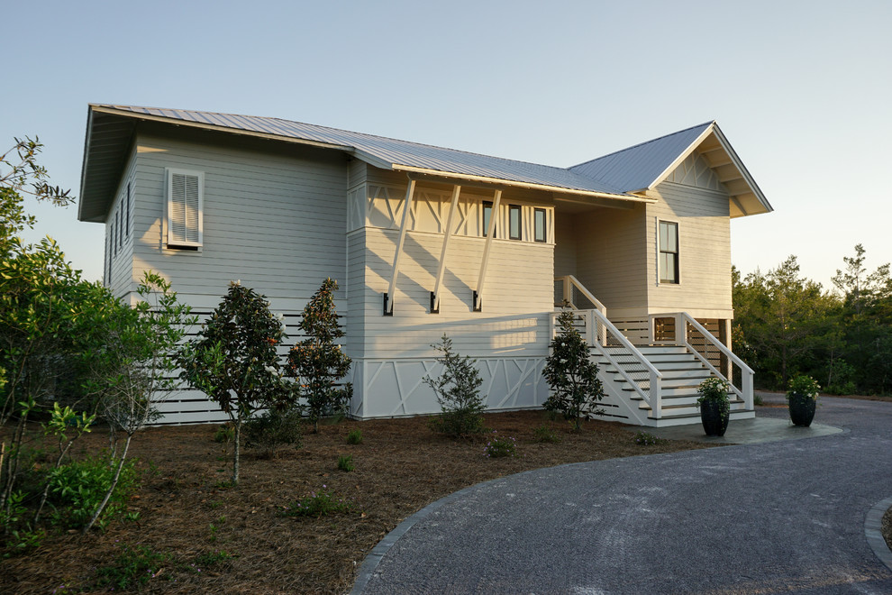 На фото: одноэтажный, серый дом среднего размера в современном стиле с комбинированной облицовкой и двускатной крышей