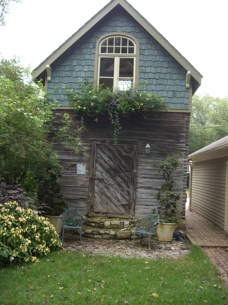 Foto della facciata di una casa piccola grigia vittoriana a un piano con rivestimenti misti e tetto a capanna