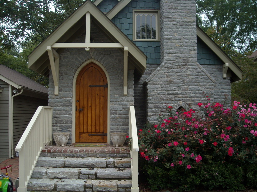 Источник вдохновения для домашнего уюта: одноэтажный, серый, маленький дом в викторианском стиле с комбинированной облицовкой и двускатной крышей для на участке и в саду