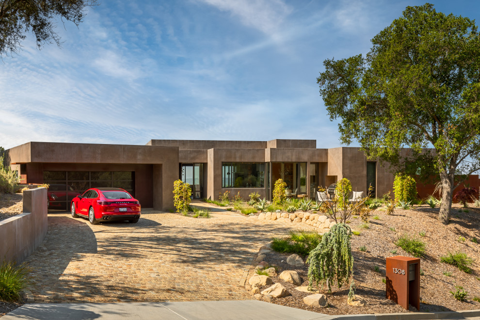 Einstöckiges Mediterranes Einfamilienhaus mit grauer Fassadenfarbe und Flachdach in San Luis Obispo