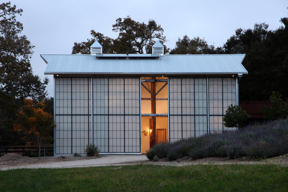 Diseño de fachada de estilo de casa de campo de tamaño medio