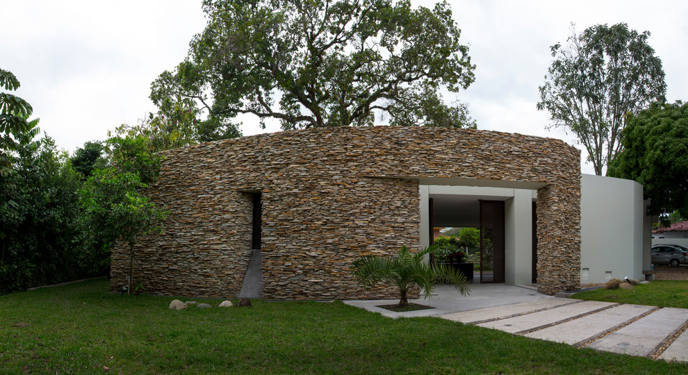 Idee per la villa beige eclettica a un piano di medie dimensioni con rivestimento in pietra, tetto piano e copertura mista