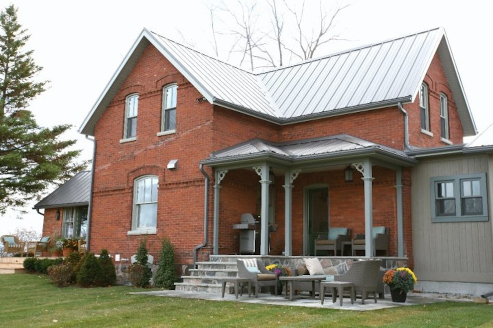 Country Haus mit Backsteinfassade und roter Fassadenfarbe in Toronto