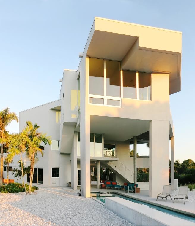 Idee per la facciata di una casa grande bianca moderna a tre piani con rivestimento in cemento e tetto piano