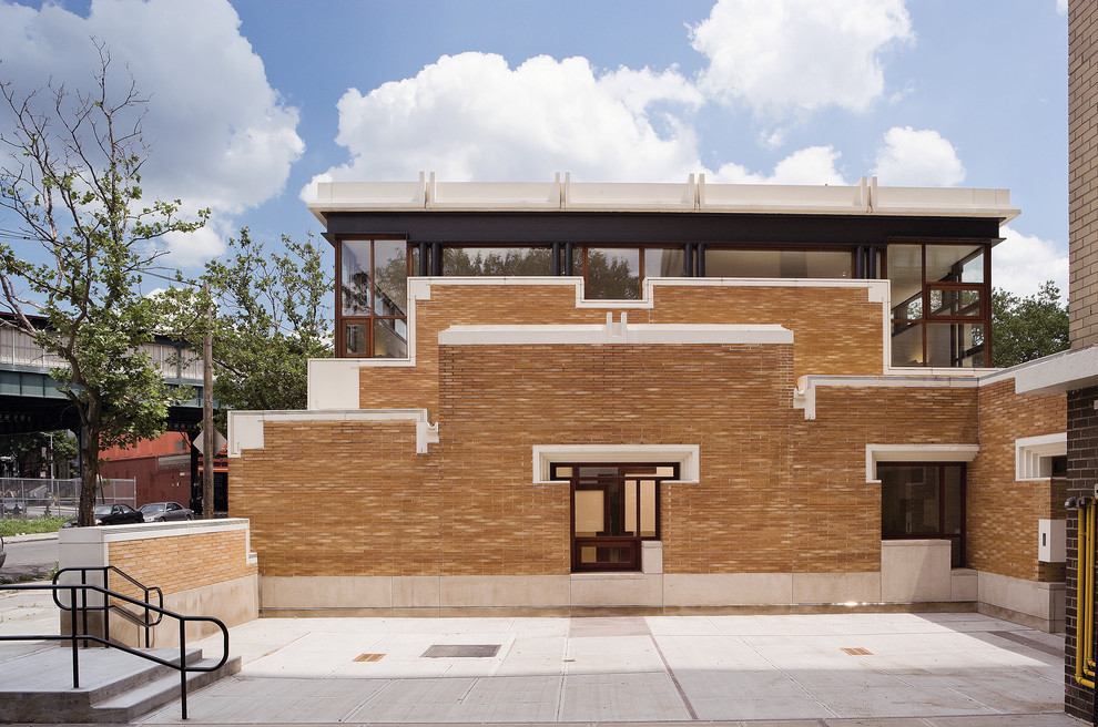 Cette image montre une façade de maison multicolore minimaliste en brique de taille moyenne et de plain-pied avec un toit plat et un toit blanc.