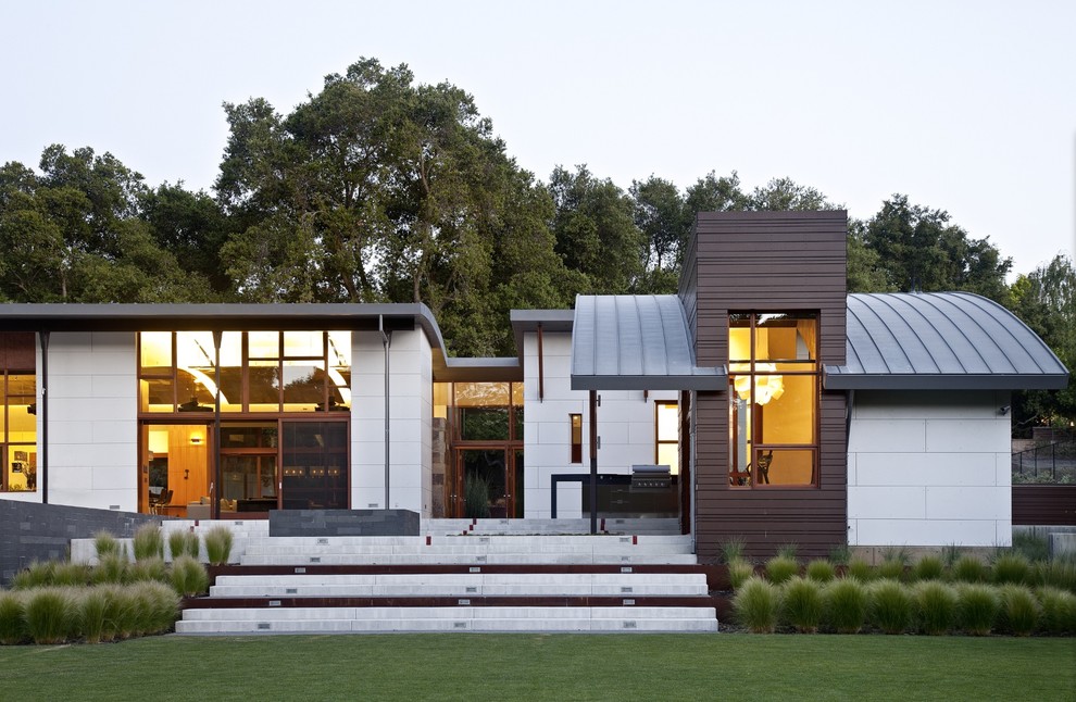 Inspiration för stora moderna grå betonghus, med allt i ett plan, platt tak och tak i metall