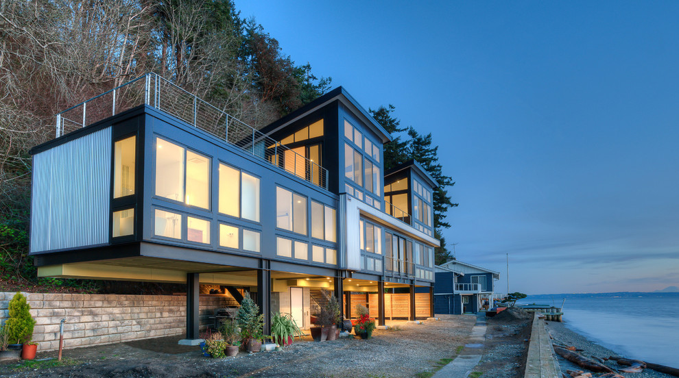 Ispirazione per la facciata di una casa nera moderna a tre piani di medie dimensioni con rivestimento in metallo e copertura in metallo o lamiera