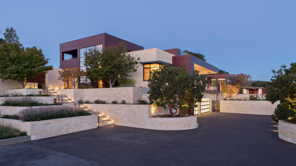Diseño de fachada moderna extra grande de dos plantas con revestimientos combinados y tejado plano
