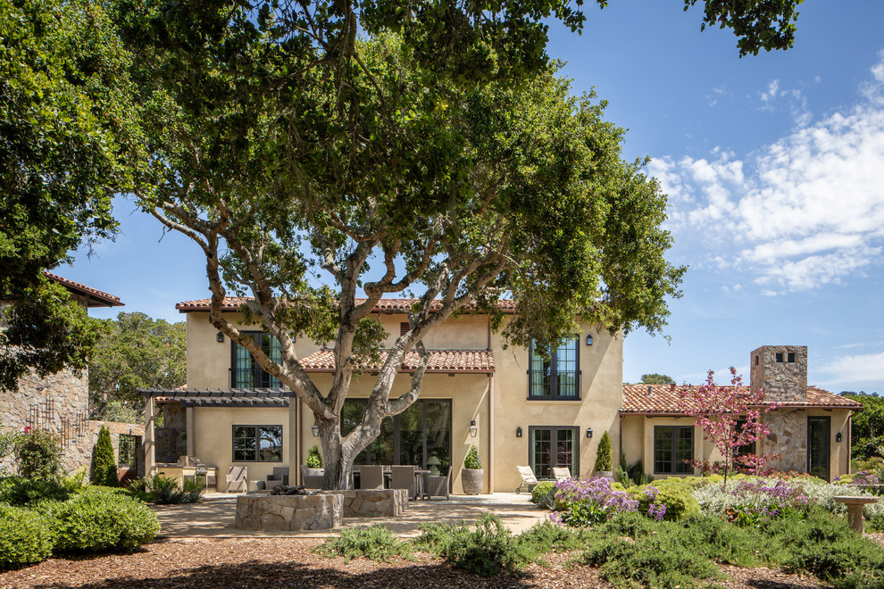 Großes, Zweistöckiges Mediterranes Einfamilienhaus mit Putzfassade, beiger Fassadenfarbe, Satteldach und Ziegeldach in Orange County