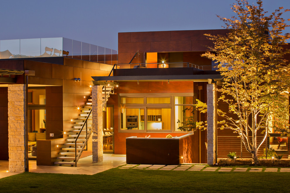 Modelo de fachada beige contemporánea extra grande de dos plantas con revestimientos combinados y tejado plano