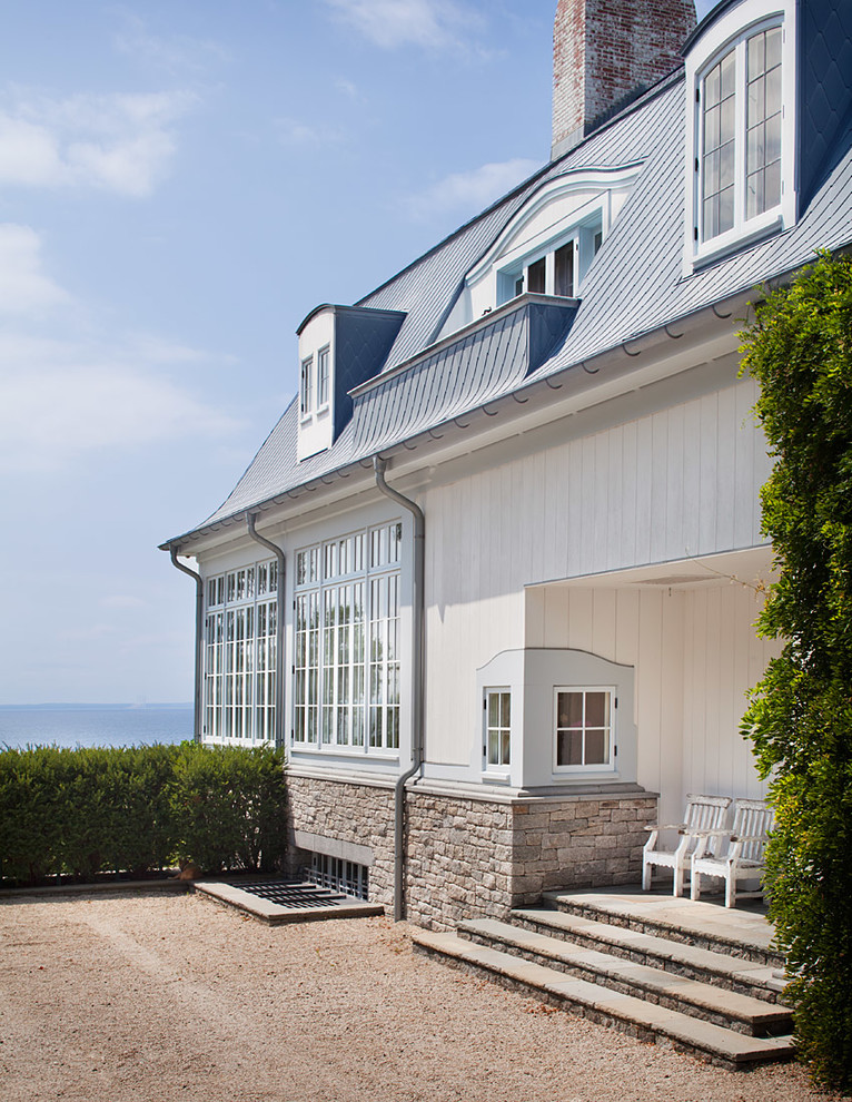 Foto de fachada de casa blanca marinera con revestimiento de madera