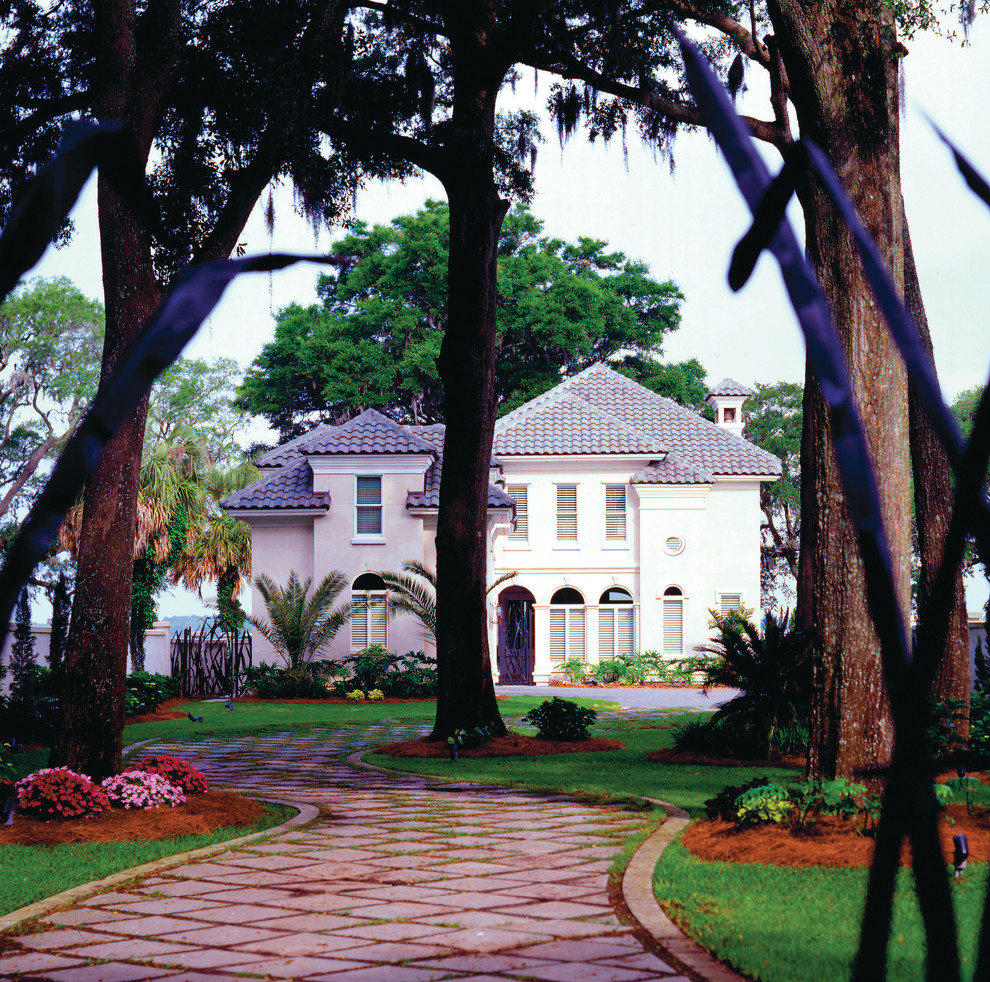 マイアミにある高級な地中海スタイルのおしゃれな家の外観 (漆喰サイディング) の写真