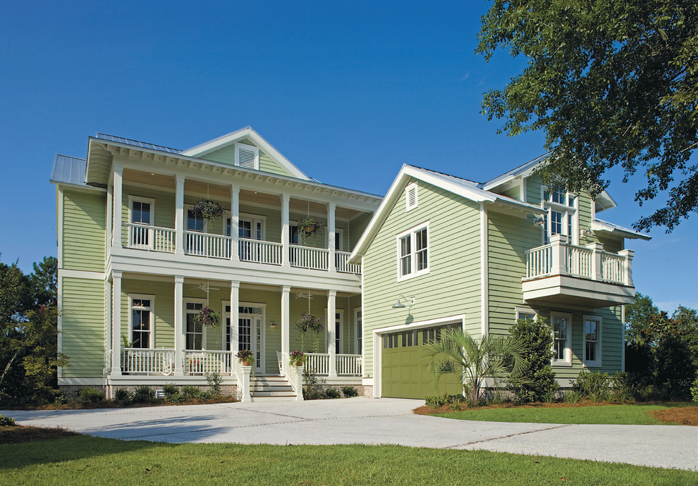 Diseño de fachada verde de estilo de casa de campo grande de dos plantas con revestimientos combinados