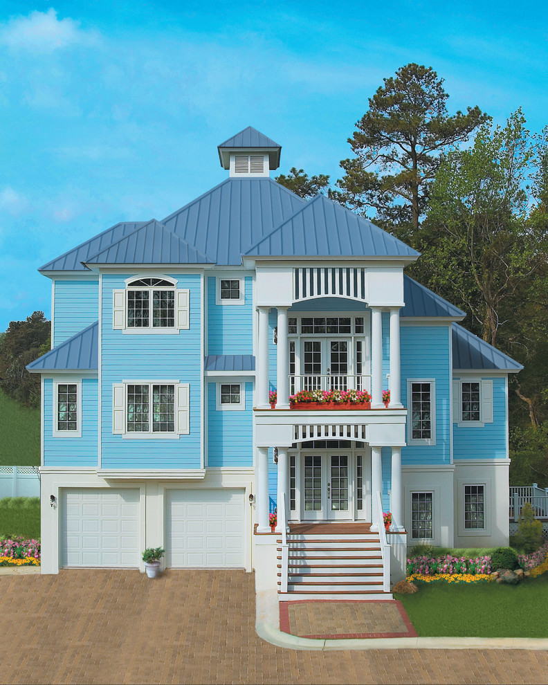 Modelo de fachada azul costera grande de tres plantas con revestimiento de vinilo y tejado a cuatro aguas