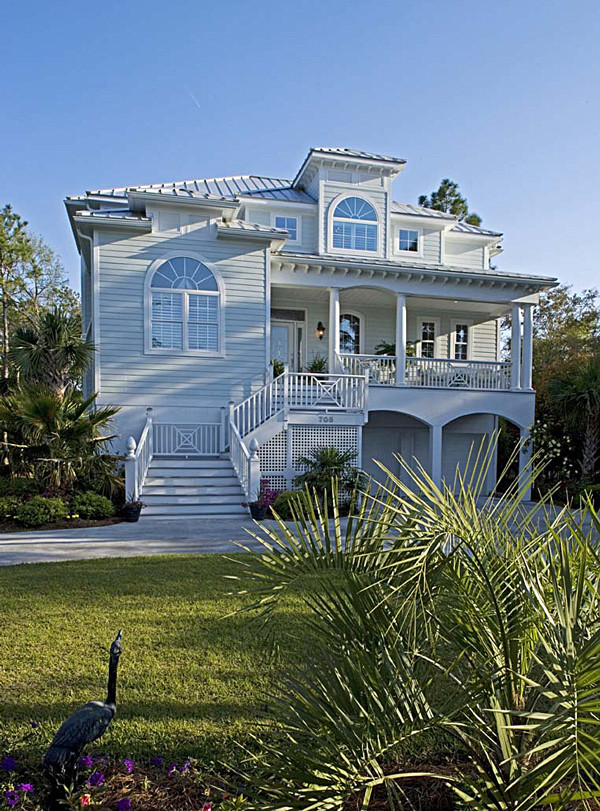 Идея дизайна: большой, трехэтажный, синий дом в морском стиле с облицовкой из винила