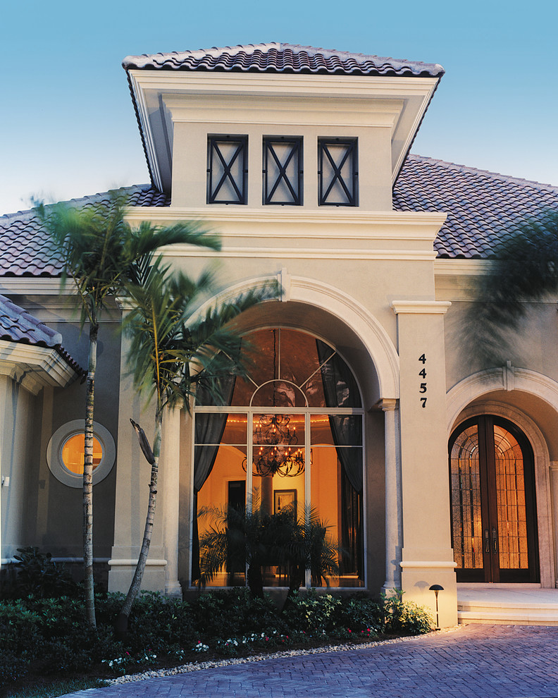 Geräumiges, Zweistöckiges Mediterranes Haus mit Putzfassade und beiger Fassadenfarbe in Miami
