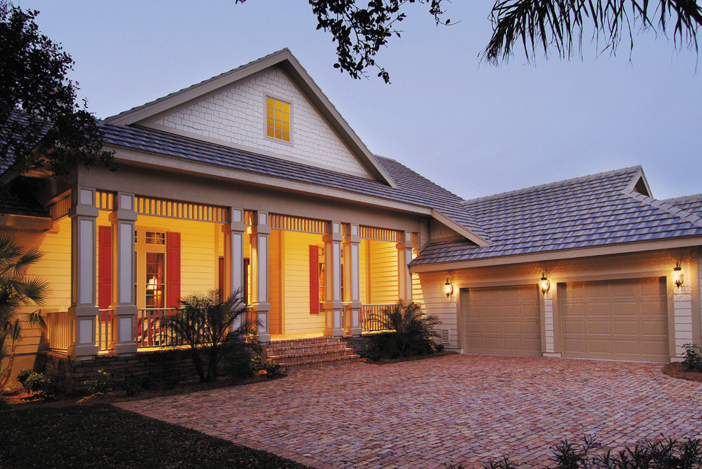 Foto de fachada beige campestre de tamaño medio de una planta con revestimiento de vinilo y tejado a cuatro aguas