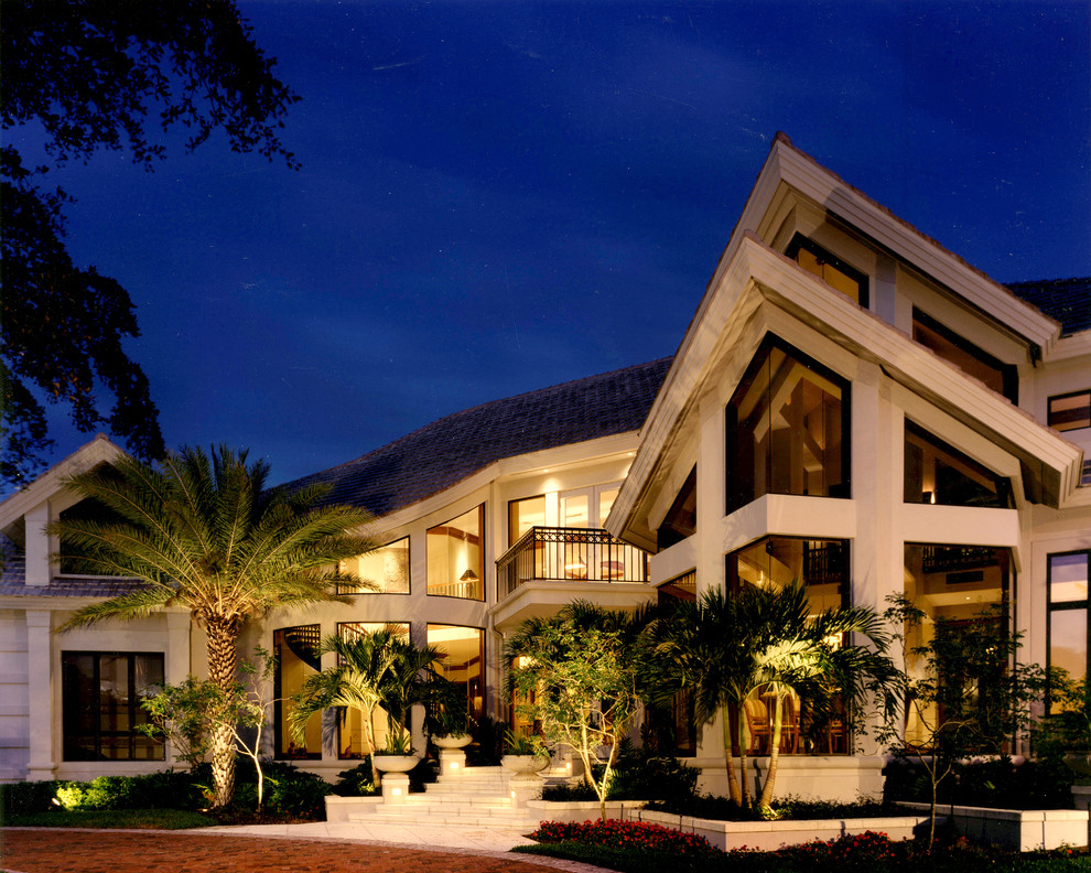 マイアミにあるコンテンポラリースタイルのおしゃれな大きな家の写真
