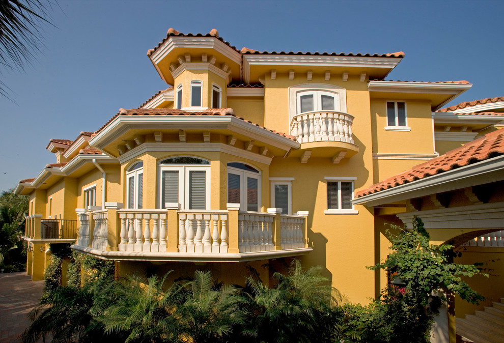 Esempio della facciata di una casa mediterranea con abbinamento di colori