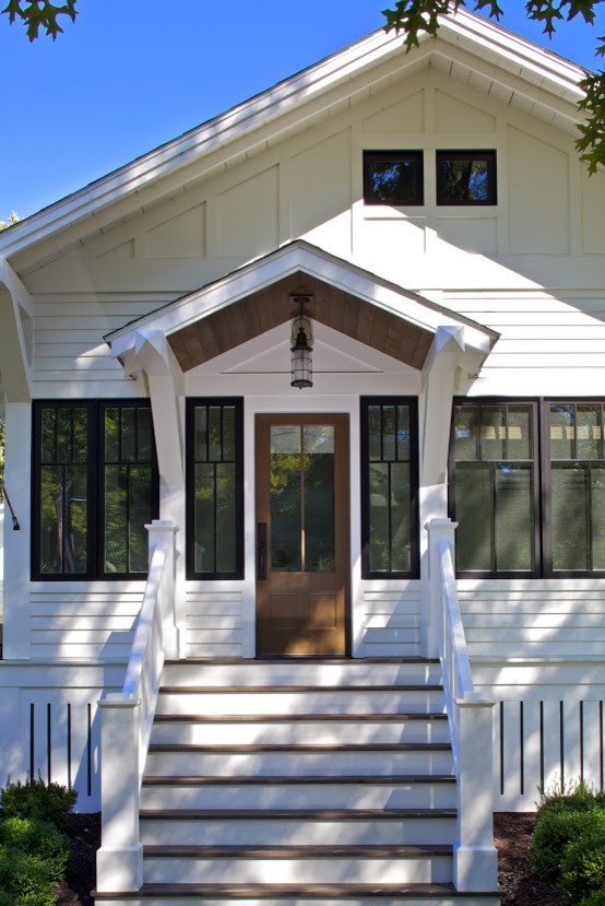 Exemple d'une grande façade de maison blanche craftsman en bois à un étage.