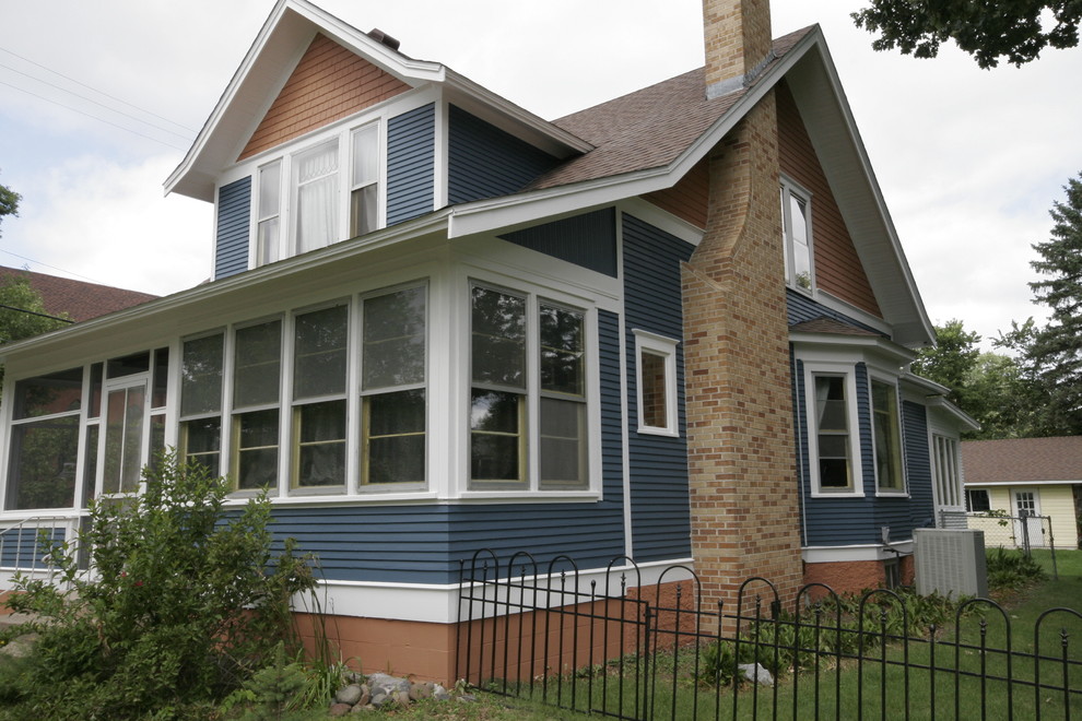Inspiration pour une grande façade de maison bleue traditionnelle en bois à un étage avec un toit à deux pans et un toit en shingle.