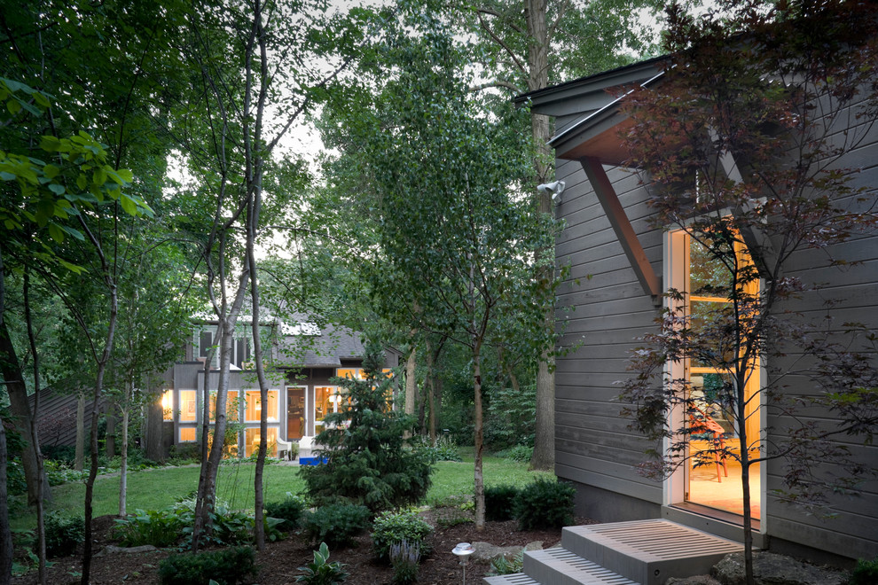 Свежая идея для дизайна: маленький, одноэтажный, деревянный дом в стиле кантри для на участке и в саду - отличное фото интерьера