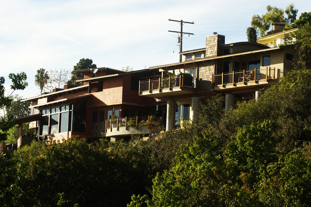 Cette photo montre une grande façade de maison multicolore tendance à un étage avec un revêtement mixte et un toit en métal.