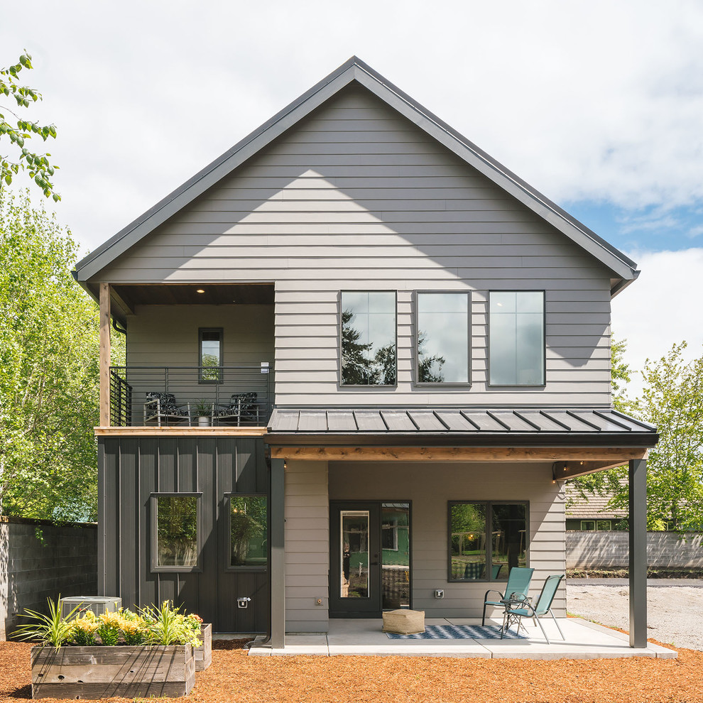 Diseño de fachada de casa multicolor clásica renovada pequeña de dos plantas con revestimientos combinados, tejado a dos aguas y tejado de metal