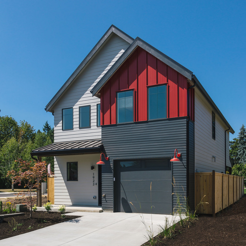 Idées déco pour une façade de maison rouge classique à un étage et de taille moyenne avec un revêtement mixte et un toit en métal.