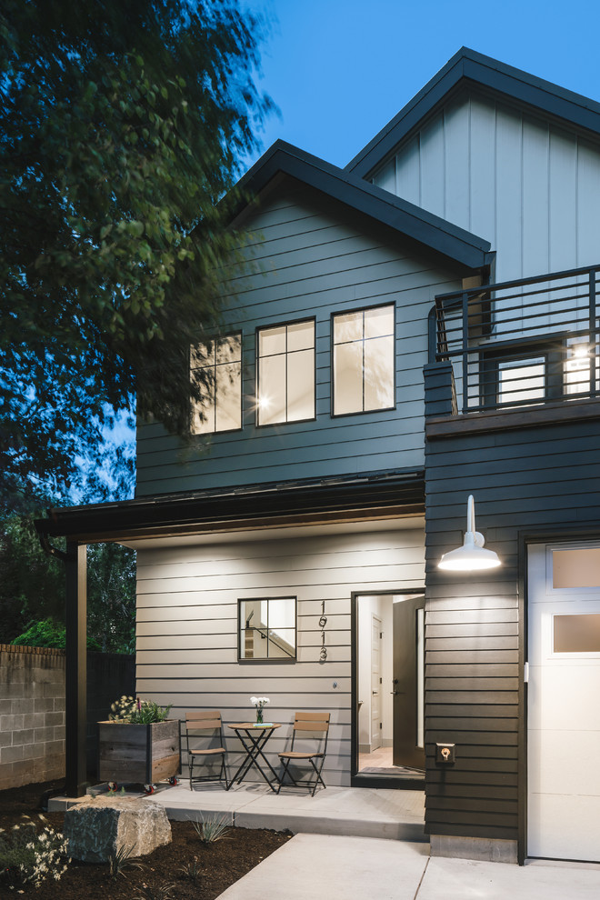Kleines, Zweistöckiges Country Einfamilienhaus mit Faserzement-Fassade, grauer Fassadenfarbe, Satteldach und Blechdach in Portland