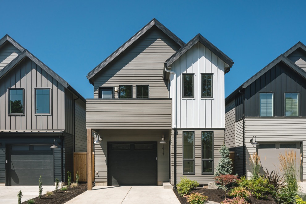 Cette image montre une façade de maison grise minimaliste de taille moyenne et à un étage avec un revêtement mixte et un toit en shingle.