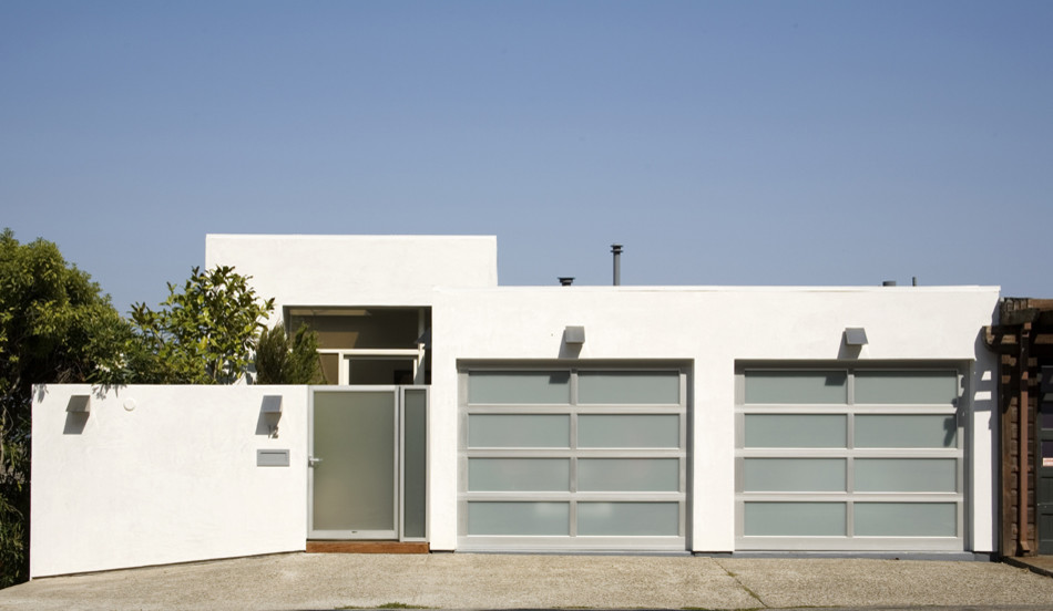 Источник вдохновения для домашнего уюта: большой, трехэтажный, белый дом в стиле модернизм с облицовкой из цементной штукатурки