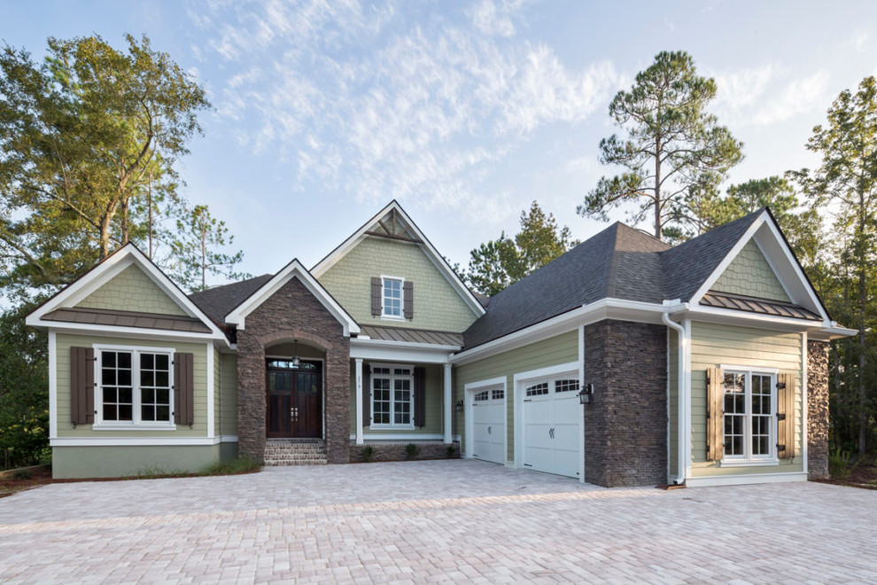 Mittelgroßes, Zweistöckiges Klassisches Einfamilienhaus mit Mix-Fassade, grüner Fassadenfarbe, Satteldach und Schindeldach in Orange County