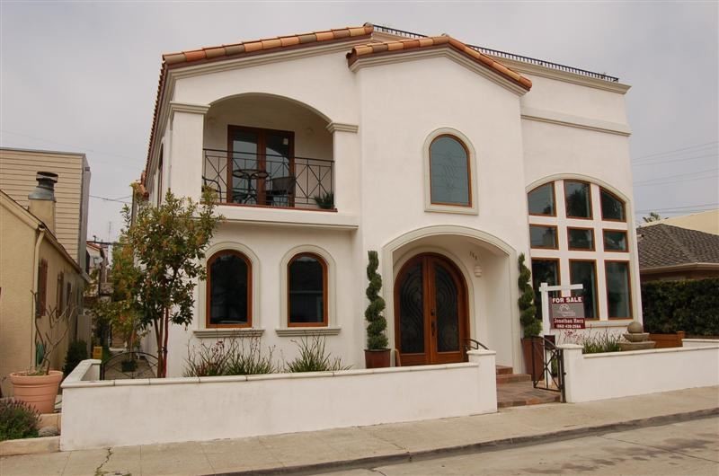 Medium sized and white mediterranean render detached house in Los Angeles with three floors.