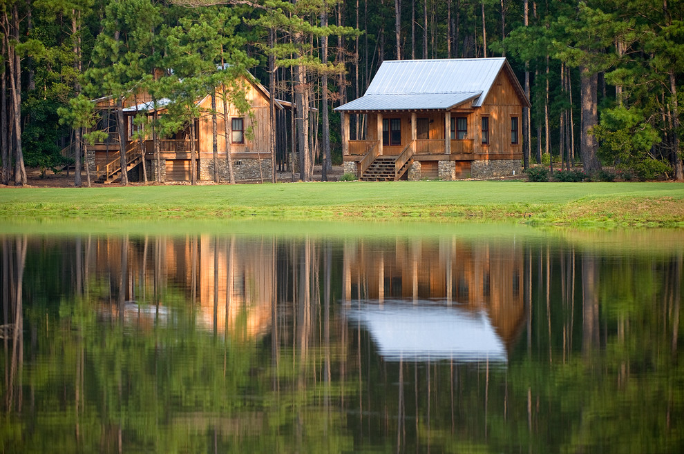 Aménagement d'une façade de maison montagne en bois de plain-pied avec un toit à deux pans.