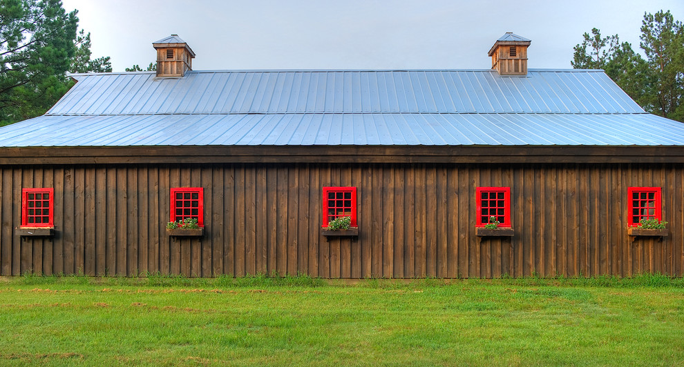 Esempio della facciata di una casa country a un piano con rivestimento in legno