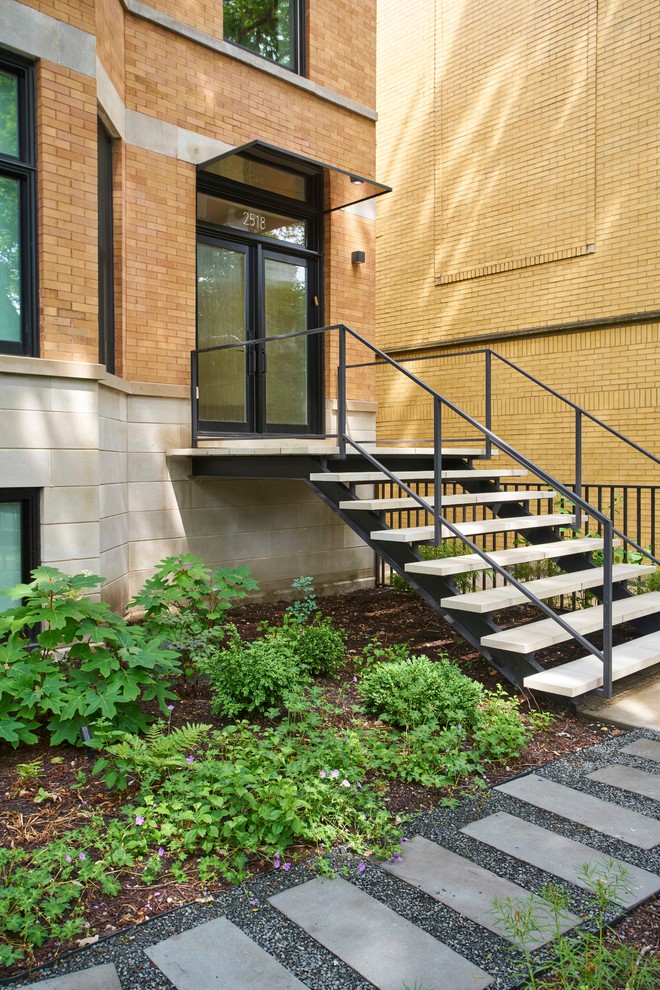 Modernes Einfamilienhaus mit Backsteinfassade und brauner Fassadenfarbe in Chicago