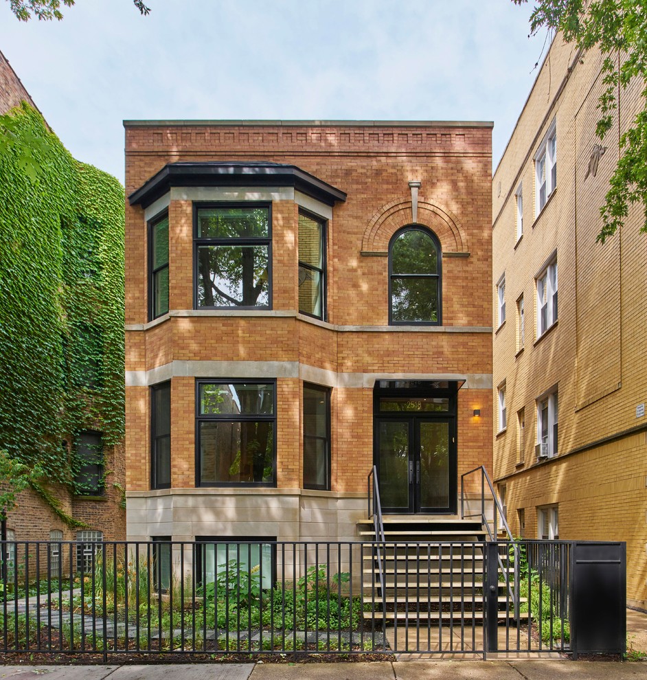 Modernes Einfamilienhaus mit Backsteinfassade, brauner Fassadenfarbe und Flachdach in Chicago