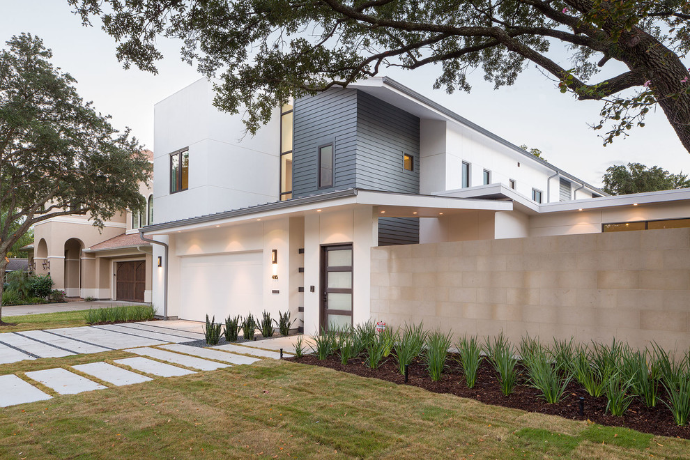 ヒューストンにある高級な中くらいなコンテンポラリースタイルのおしゃれな家の外観 (漆喰サイディング) の写真